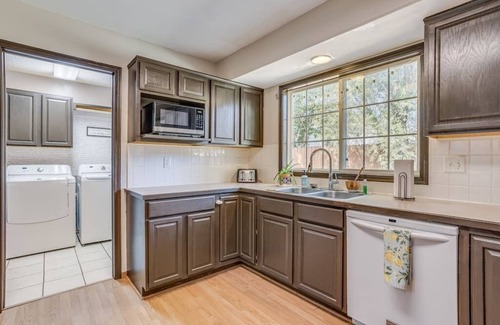 Derby House | Derby Spacious Home Off Rock Rd With King Master Suite