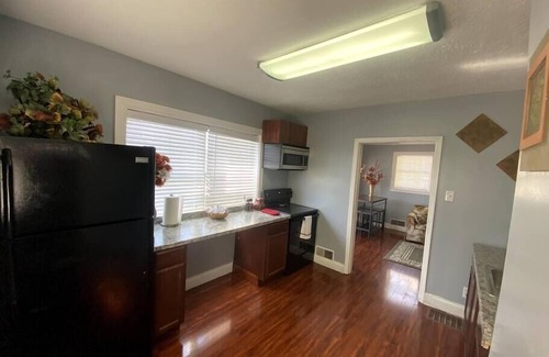 Shively House | DerbyCity Getaway | Hot Tub | Near Churchill Downs