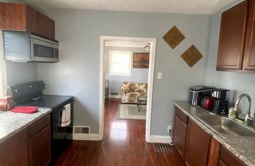 Shively House | DerbyCity Getaway | Hot Tub | Near Churchill Downs