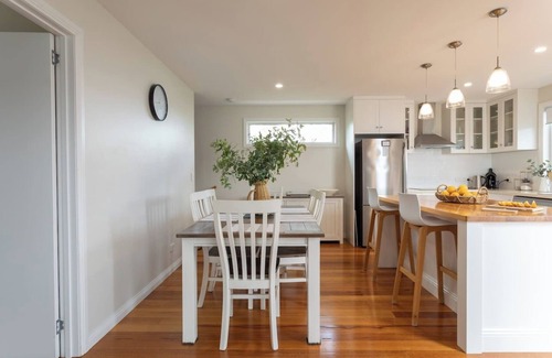 Otago Cottage | Derwent River Cottage Tranquil Waterfront Living