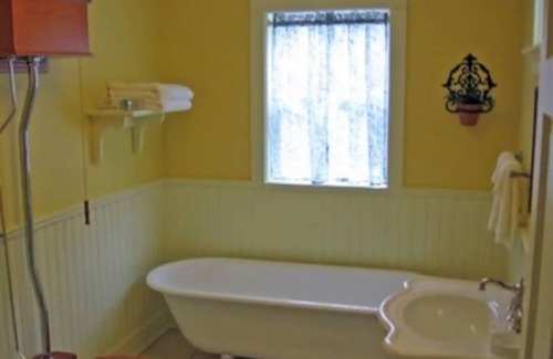 Regional District of Nanaimo Bed & Breakfast | Descanso Inn Turret Room