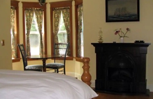 Regional District of Nanaimo Bed & Breakfast | Descanso Inn Turret Room