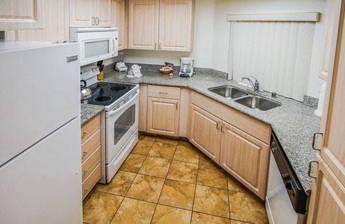 Palm Desert Apartment | Desert Breezes Resort