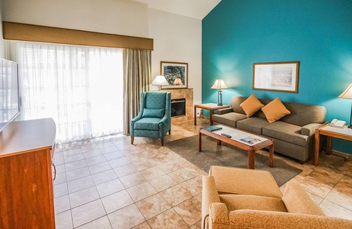Palm Desert Apartment | Desert Breezes Resort