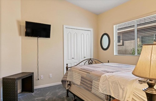 Mesquite House | Desert Haven Mountain View Home by J and Amy BL91136
