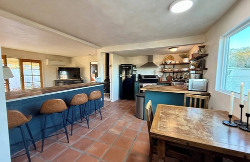 Twentynine Palms House | Desert Oasis-Hot Tub-Romantic Getaway-Writer's/Artist's studio-7 min from JTNP