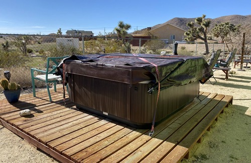 Yucca Valley House | Desert oasis - Hot tub and view