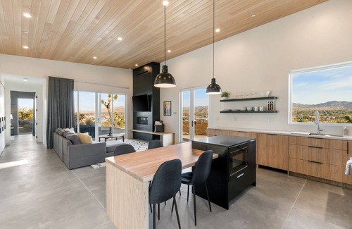 Yucca Valley House | 🌵 Desert Ridge - Hot Tub, Fire Pit, BBQ, Out Door Shower & Star Gazing 🌵