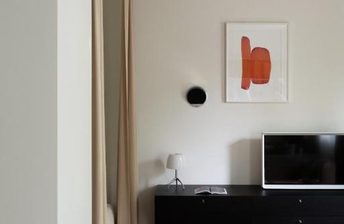 Liberty Avenue Apartment | Design Studio Apartment with Balcony by Domvia