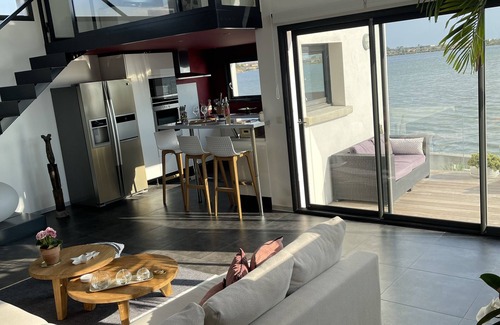 Perols Villa | Design villa with panoramic pond view and jacuzzi