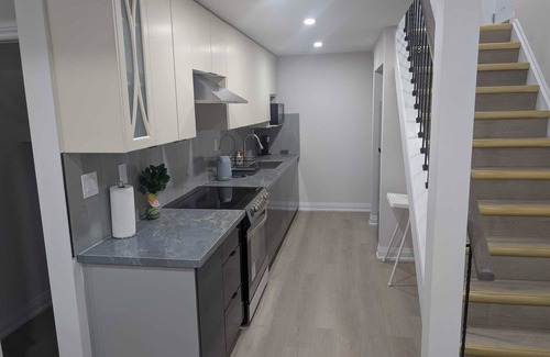 Whitby House | Design your stay: private suite, configurable rooms, minutes from shops.