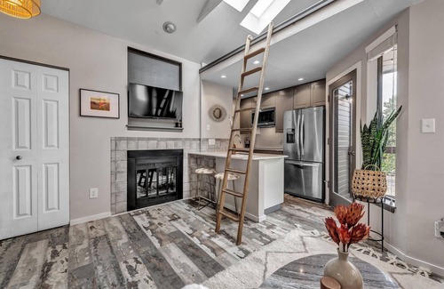Newlands Apartment | Designer 1 Bedroom Downtown Boulder w Views-30 day