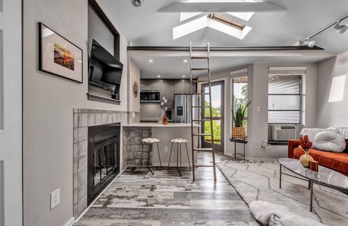 Newlands Apartment | Designer 1 Bedroom Downtown Boulder w Views-30 day
