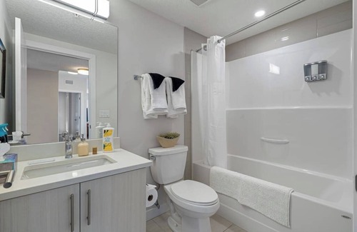 Southwest Calgary Apartment | Designer 2BR Apt | 3 Min to Chinook Mall | Netflix