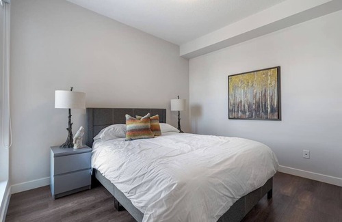 Southwest Calgary Apartment | Designer 2BR Apt | 3 Min to Chinook Mall | Netflix