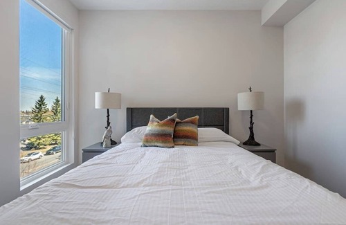 Southwest Calgary Apartment | Designer 2BR Apt | 3 Min to Chinook Mall | Netflix