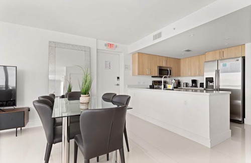 Bay Harbor Islands Apartment | Designer 3BR, 2.5BA PH | Bay Harbor Islands Rooftop Pool, Balcony & Family
