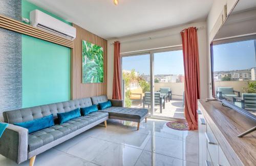 Msida Apartment | Designer 5 Star Garden Penthouse Hot Tub Marina Skyline