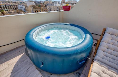 Msida Apartment | Designer 5 Star Garden Penthouse Hot Tub Marina Skyline