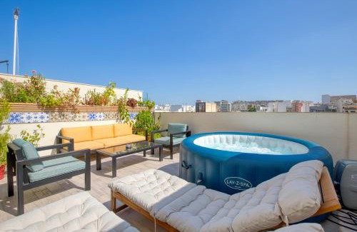 Msida Apartment | Designer 5 Star Garden Penthouse Hot Tub Marina Skyline