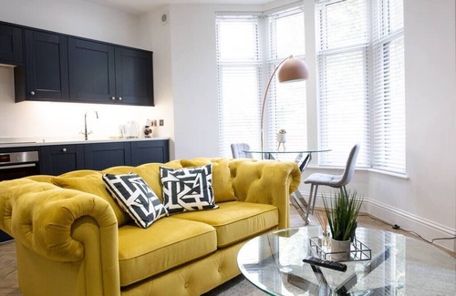 Canton Apartment | Designer Cardiff Apartment with Free Parking