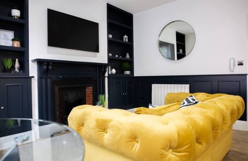 Canton Apartment | Designer Cardiff Apartment with Free Parking