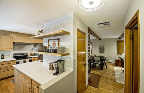 Southeast House | Designer Home & Yard, 15 mins to Downtown Denver