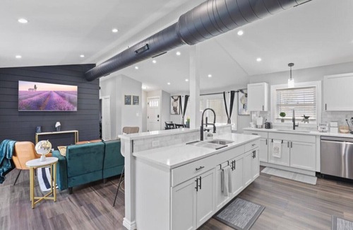 Oakbrook Terrace House | Desirable chic home in a Prime Location!