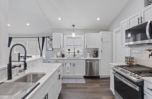 Oakbrook Terrace House | Desirable chic home in a Prime Location!