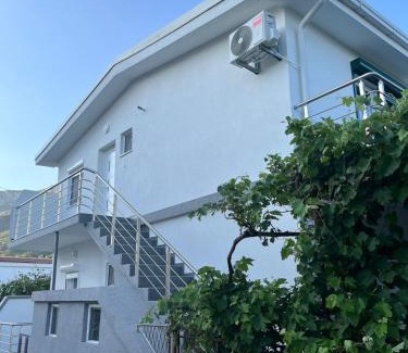 Zgrade Apartment | Deskos sea house in Sutomore I floor