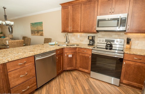 Holiday Isle Condo | Destin on the Gulf 704 |Gulf View Condo w/Pool + Free Beach Service