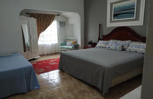 Runaway Bay Apartment | Destiny Palms Apt