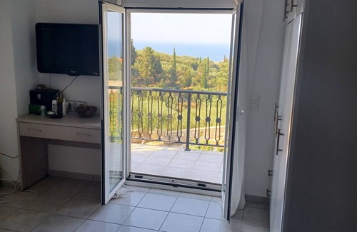 Kypseli Villa | Det'd. Villa, 5 mins to beach, Sea Views, Private Pool, 3 Bedrooms (2 ensuite).