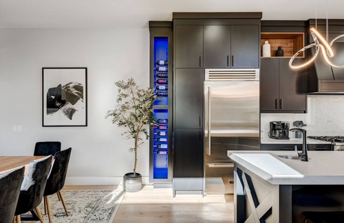Shaganappi House | Detach, Luxury, Near Downtown w/Hot tub+ Garage