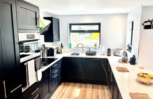 Treator House | Detached 3 bed 3 bath home 7 mins walk to Padstow Harbour- Pet Friendly Parking