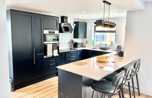Treator House | Detached 3 bed 3 bath home 7 mins walk to Padstow Harbour- Pet Friendly Parking