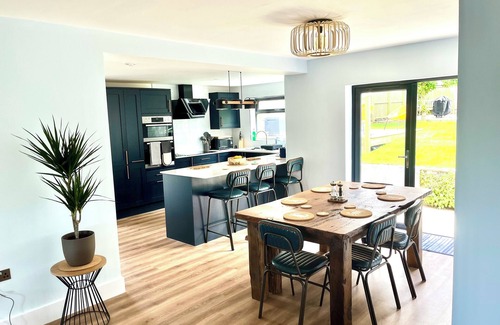 Treator House | Detached 3 bed 3 bath home 7 mins walk to Padstow Harbour- Pet Friendly Parking