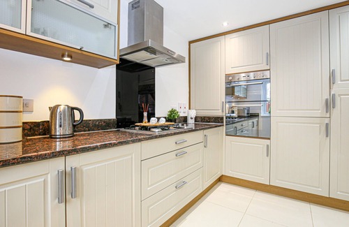 Deanshanger House | Detached 4 Bed-UltraFast Wifi,Garden,Free Parking