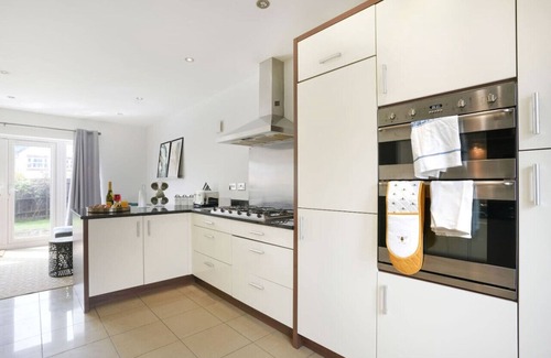 Newport Pagnell House | Detached 6 Bedroom House - Free Parking & FastWifi