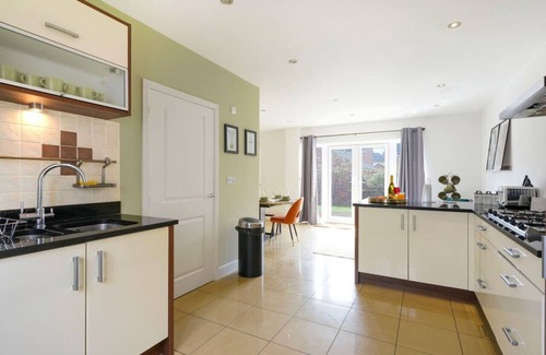 Newport Pagnell House | Detached 6 Bedroom House - Free Parking & FastWifi
