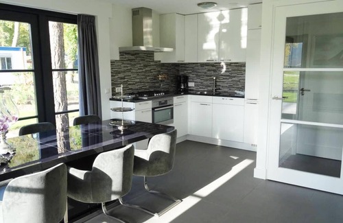 Lochem House | Detached bungalow on the water with 4 bedrooms
