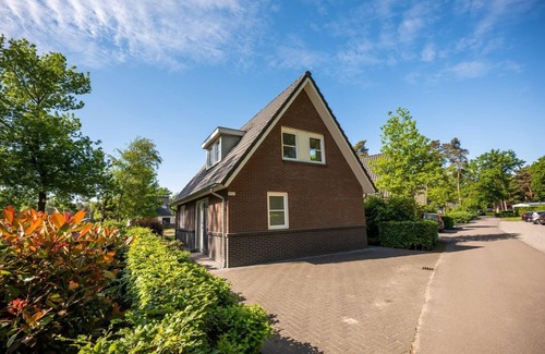 Lochem House | Detached bungalow on the water with 4 bedrooms
