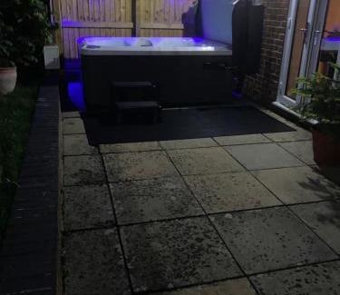 Bromham House | Detached Cottage with Hot Tub