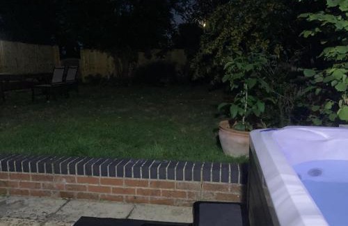Bromham House | Detached Cottage with Hot Tub