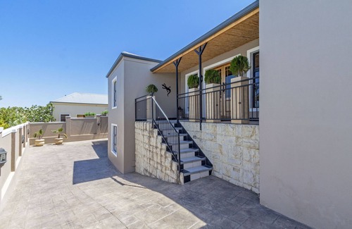 Helderberg Rural House | Detached family house with pool incl. private power supply (solar)