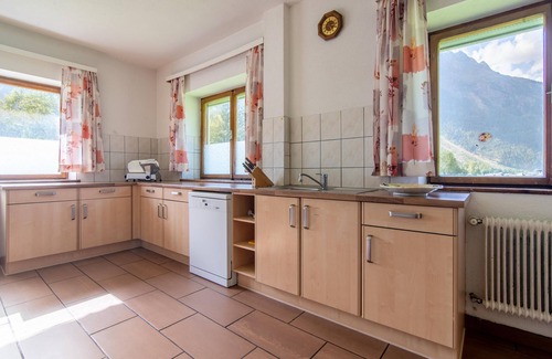Huben House | Detached group house with ski storage room