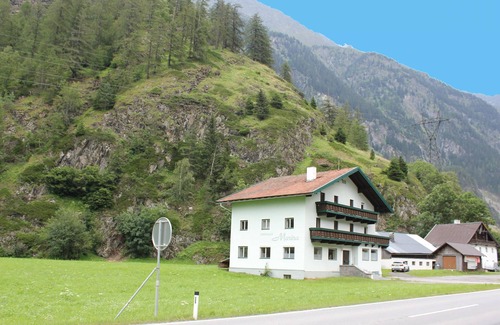 Huben House | Detached group house with ski storage room