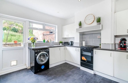Wellingborough House | Detached House - Prime Location - w/Pool Table