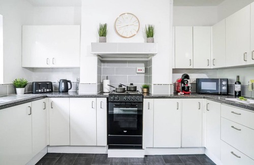 Wellingborough House | Detached House - Prime Location - w/Pool Table