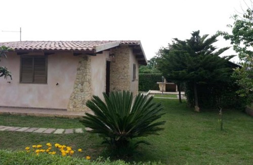 Alghero House | Detached house with barbecue, free wi-fi, green lawn, private parking